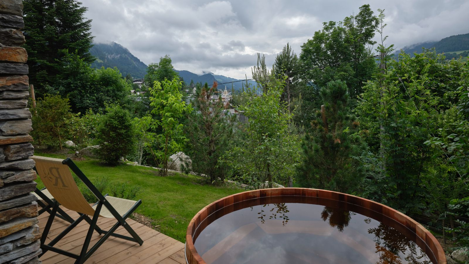 Luxury-Ski-Chalet-Megève-Le Chalet Le Molitor-Jacuzzi-Oxford Ski.jpg