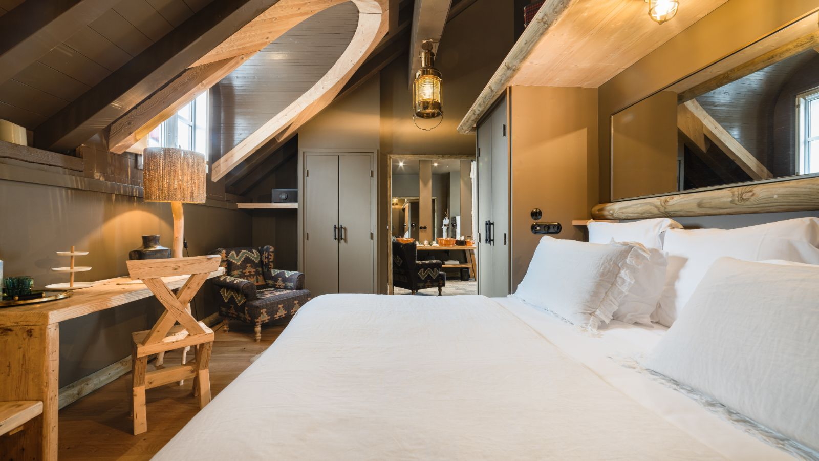 Luxury-Ski-Chalet-Megeve-Le-Pionnier-Oxford-Ski-Bedroom (7).jpg
