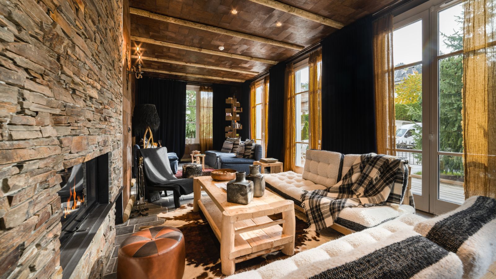 Luxury-Ski-Chalet-Megeve-Le-Pionnier-Oxford-Ski-Lounge2.jpg