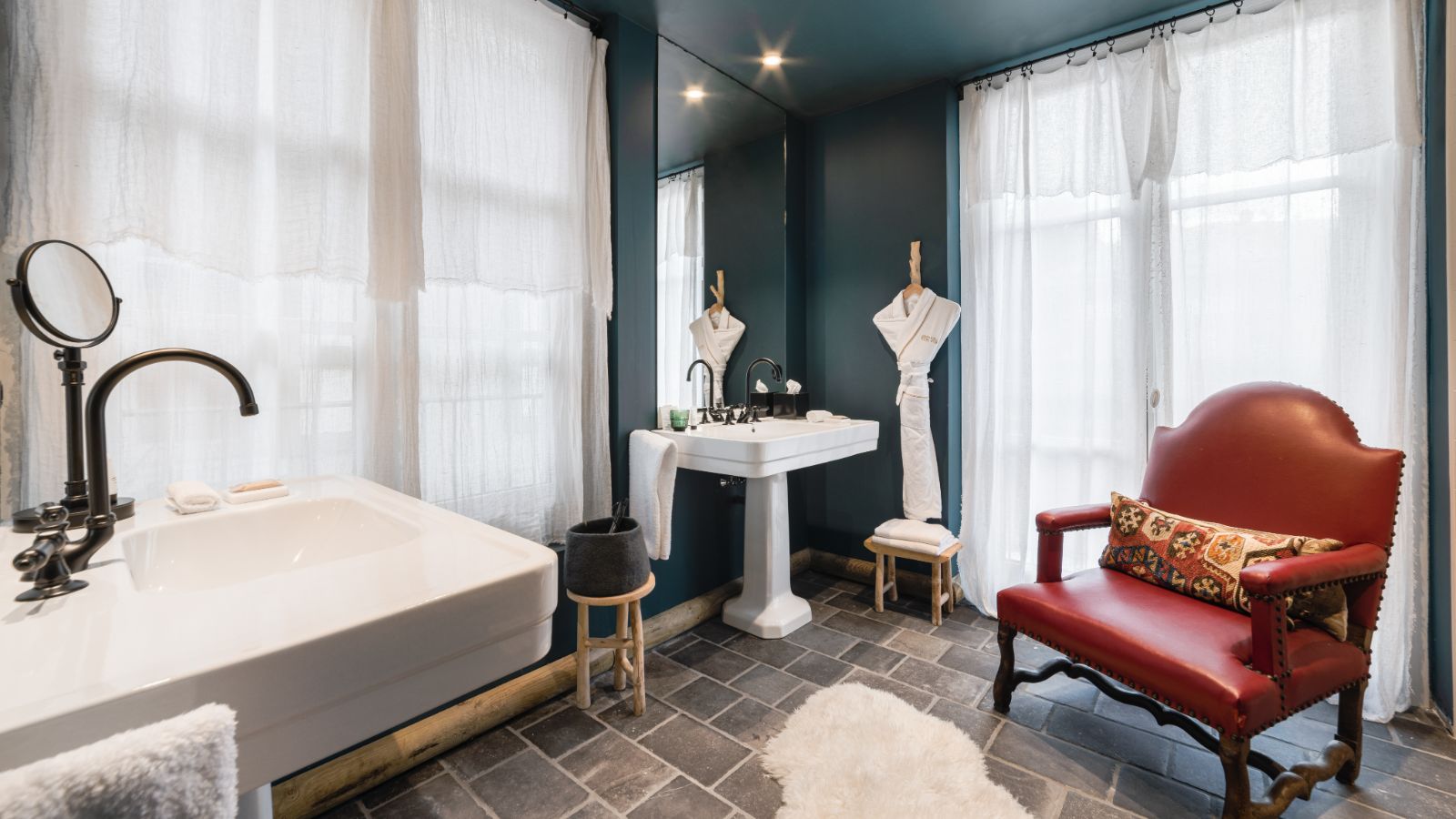 Luxury-Ski-Chalet-Megeve-Chalet Les Trois Champion-Oxford-Ski-Bathroom.jpg