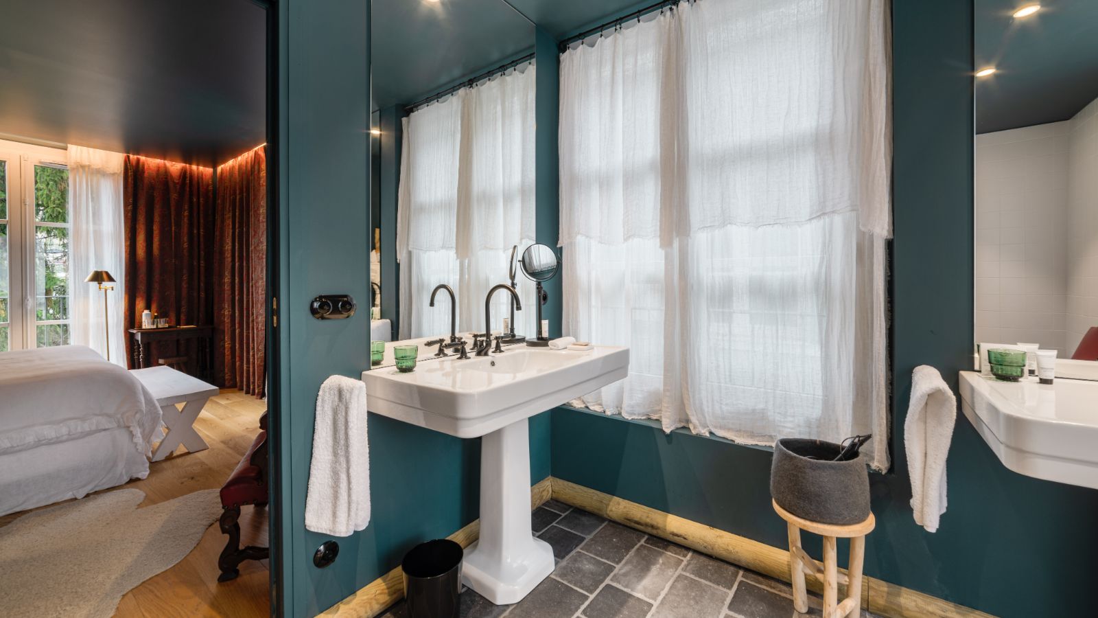 Luxury-Ski-Chalet-Megeve-Chalet Les Trois Champion-Oxford-Ski-Bathroom2.jpg