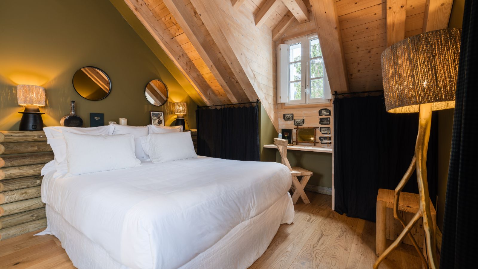 Luxury-Ski-Chalet-Megeve-Chalet Les Trois Champion-Oxford-Ski-Bedroom (2).jpg