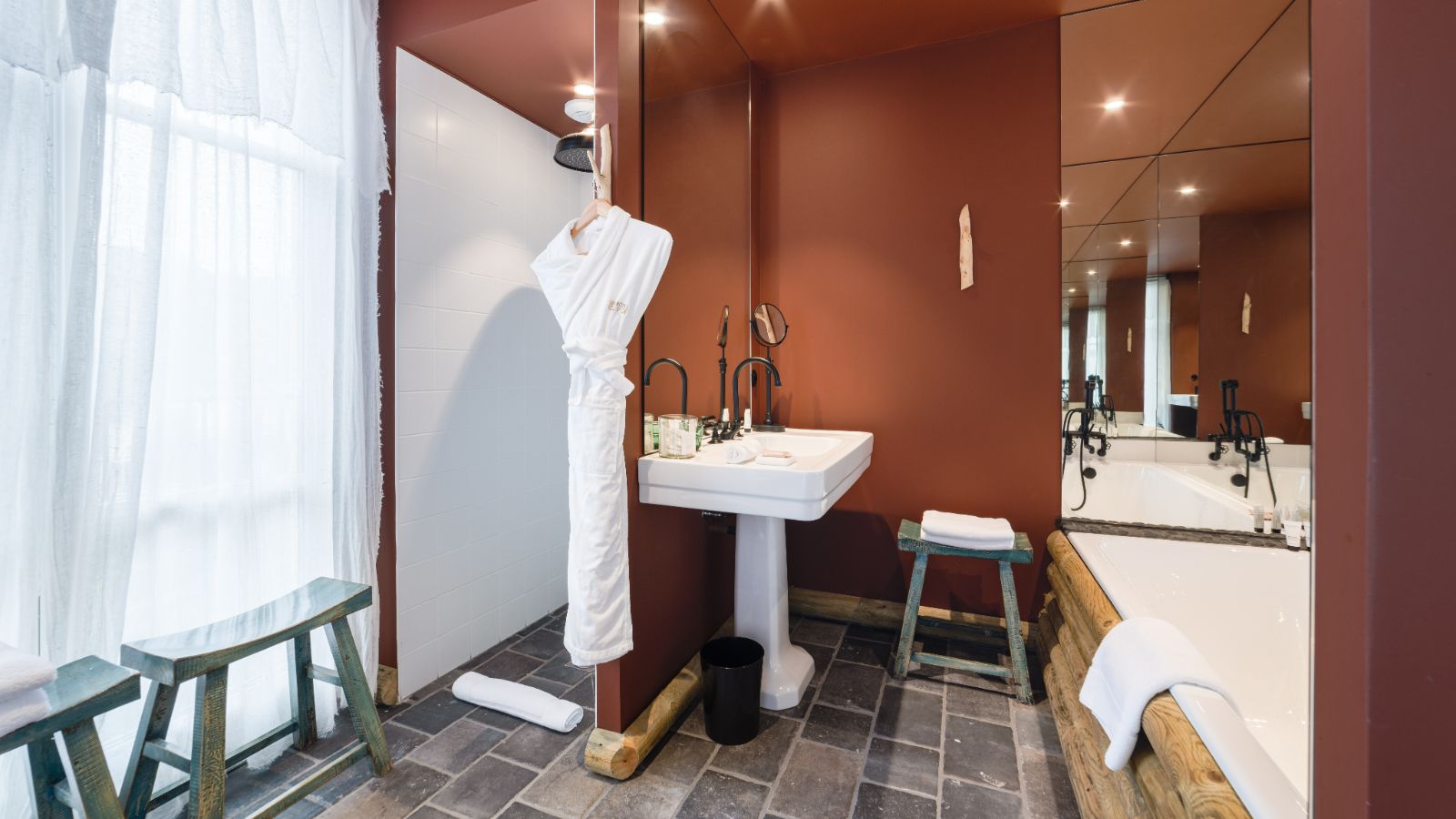 Luxury-Ski-Chalet-Megeve-Chalet Les Trois Champion-Oxford-Ski-Bedroom (5).jpg