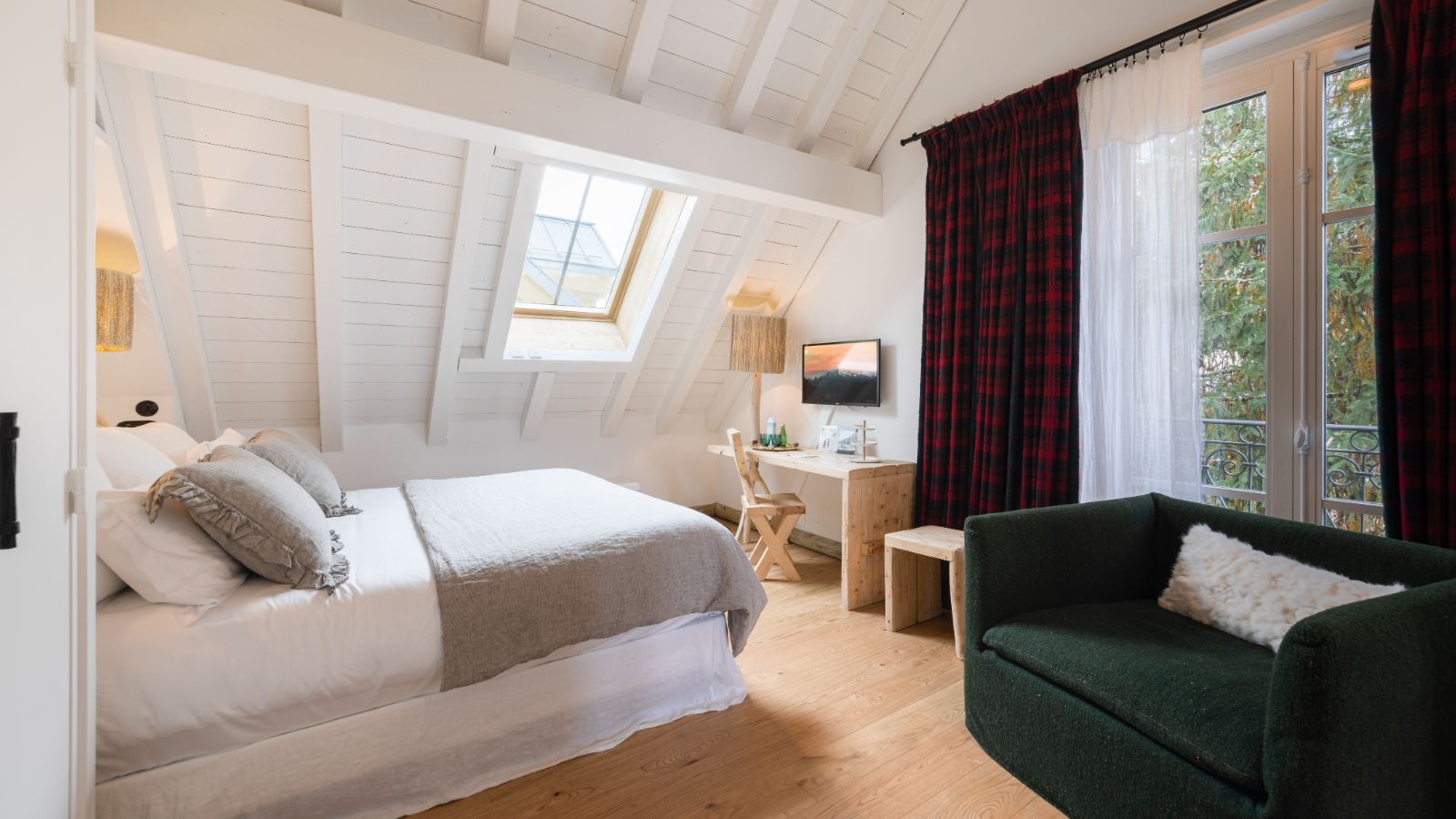 Luxury-Ski-Chalet-Megeve-Chalet-Benne-Rouge-Oxford-Ski-Bedroom (1).jpg