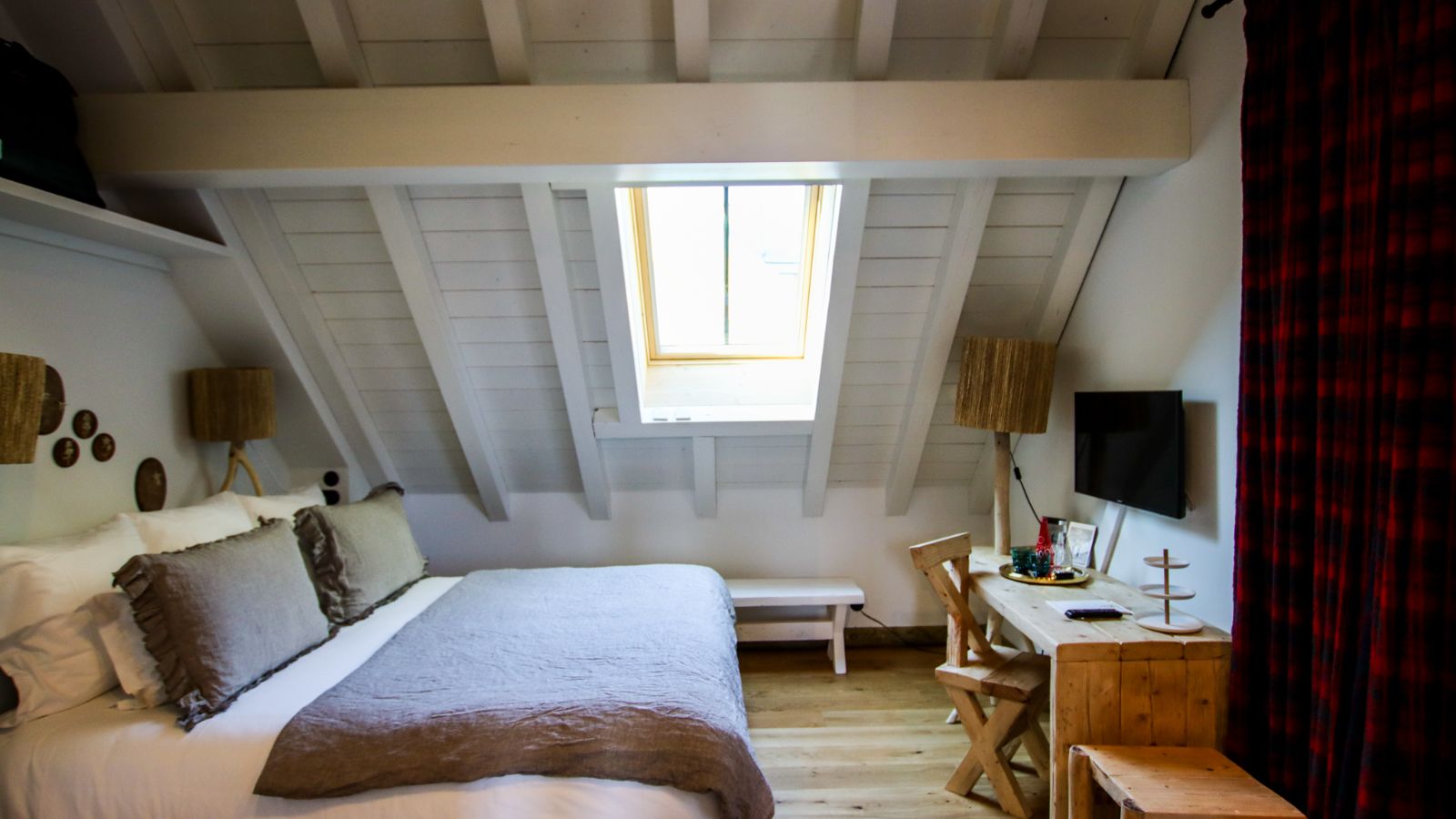 Luxury-Ski-Chalet-Megeve-Chalet-Benne-Rouge-Oxford-Ski-Bedroom (10).jpg