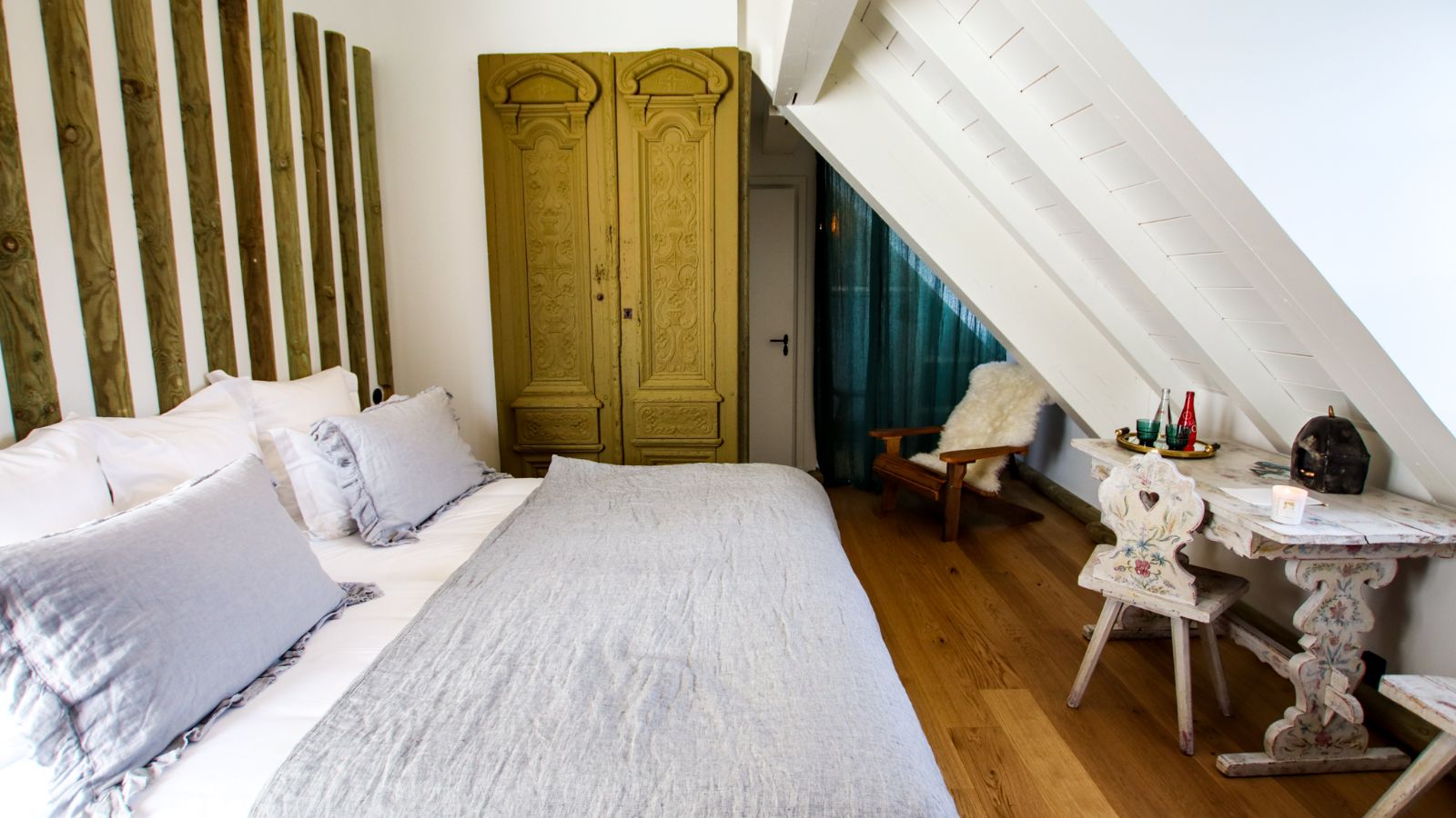 Luxury-Ski-Chalet-Megeve-Chalet-Benne-Rouge-Oxford-Ski-Bedroom (11).jpg