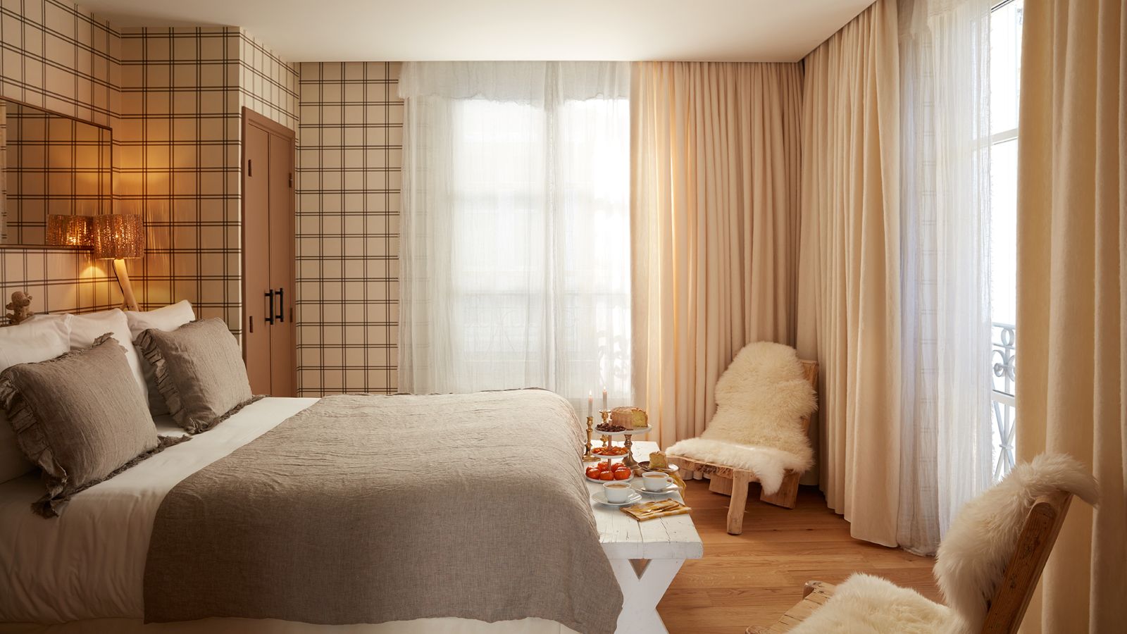 Luxury-Ski-Chalet-Megeve-Chalet-Benne-Rouge-Oxford-Ski-Bedroom (12).jpg