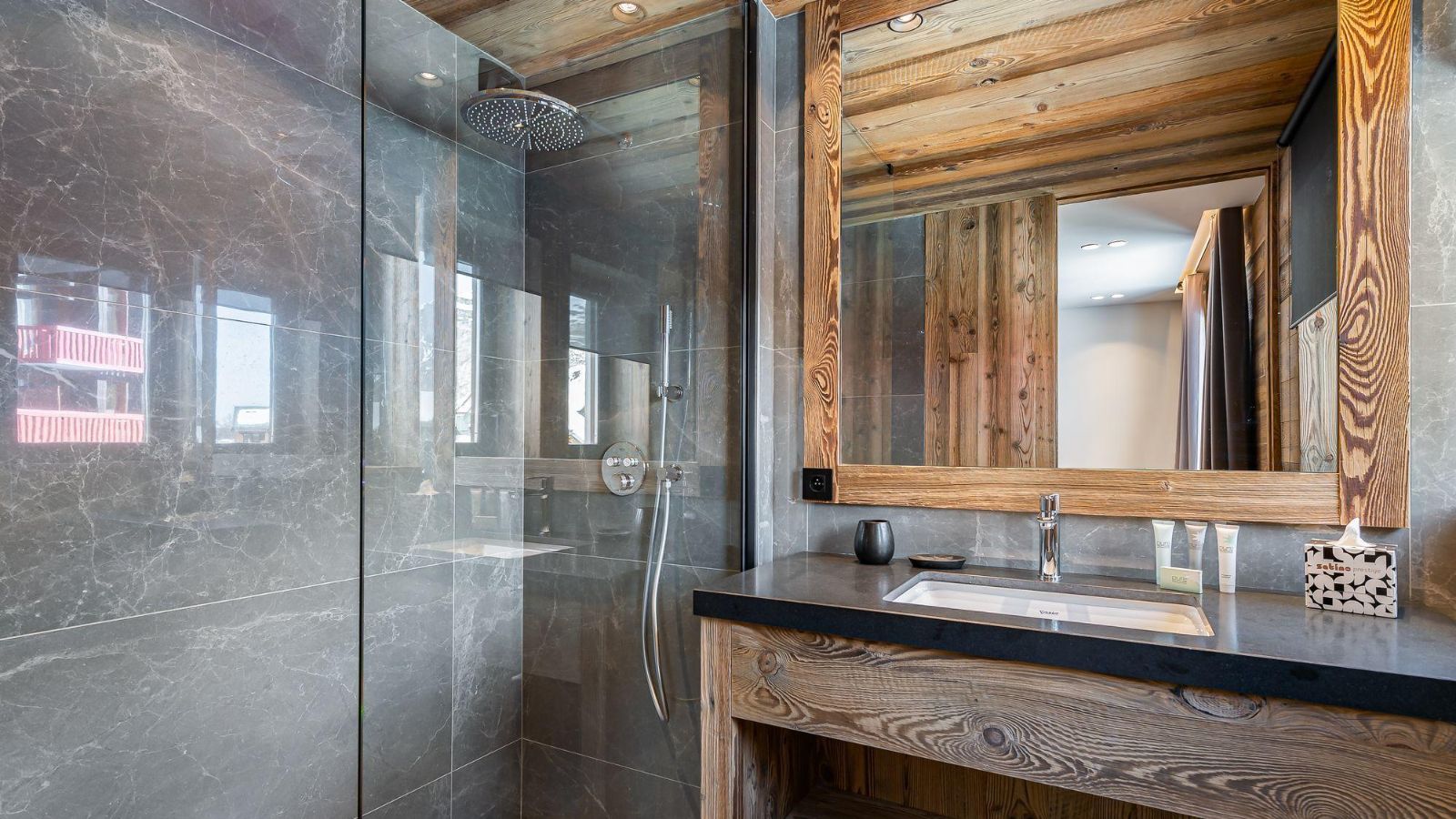 Luxury-Ski-Chalet-Val d'Isere-Apartment-The View-Oxford-Ski-Bathroom.jpg