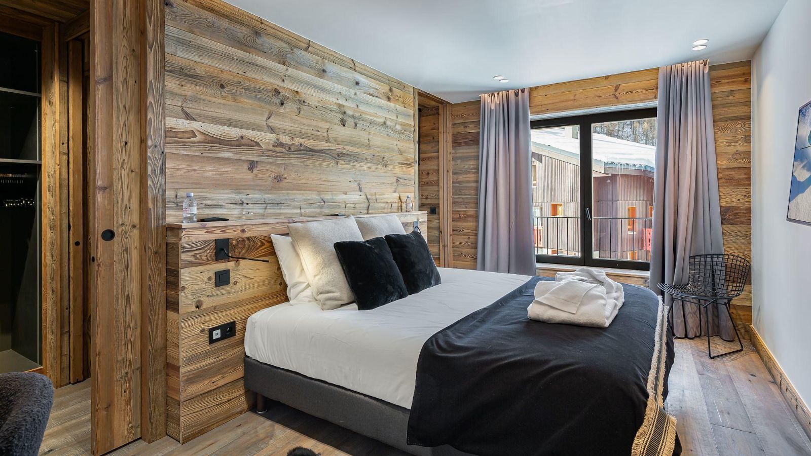 Luxury-Ski-Chalet-Val d'Isere-Apartment-The View-Oxford-Ski-Bedroom 1.jpg