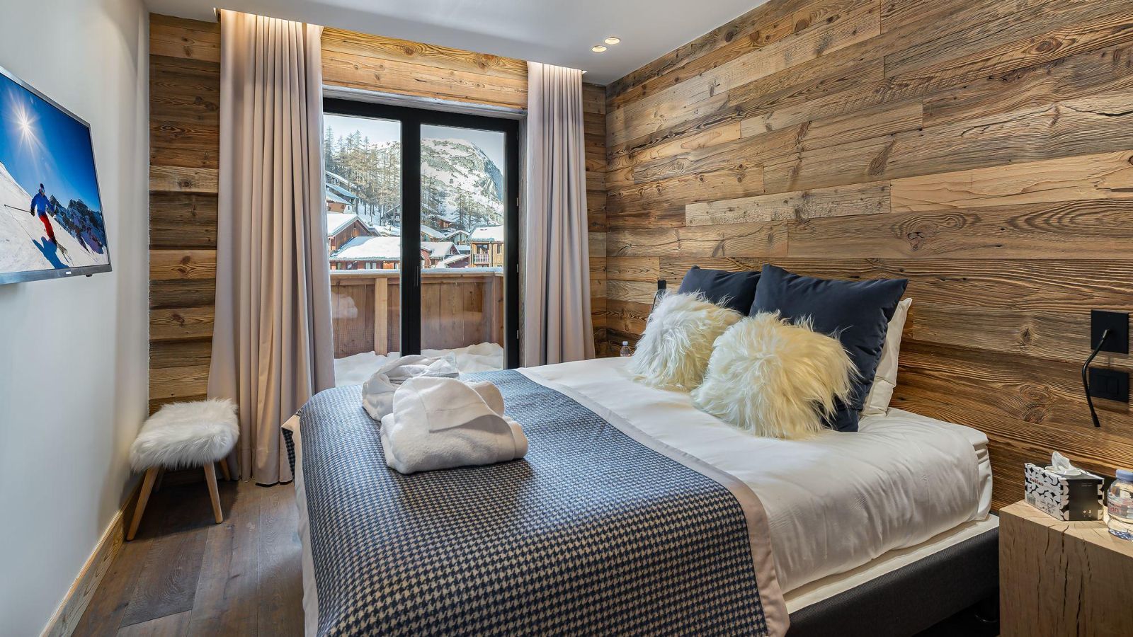 Luxury-Ski-Chalet-Val d'Isere-Apartment-The View-Oxford-Ski-Bedroom 3.jpg