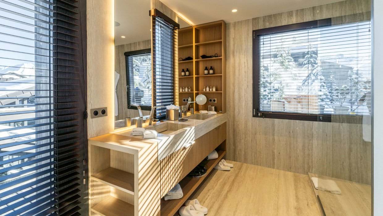 Luxury-Ski-Chalet-Courchevel-1850-Chalet-B-Oxford-Ski-Bathroom.jpg