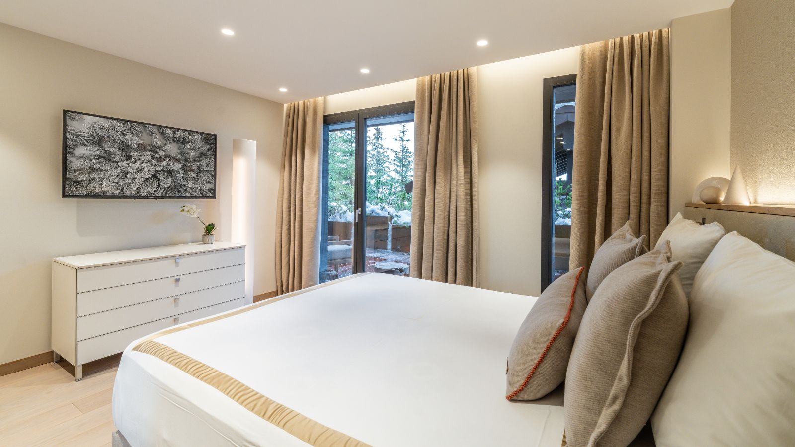 Luxury-Ski-Chalet-Courchevel-1850-Chalet-B-Oxford-Ski-Bedroom (3).jpg