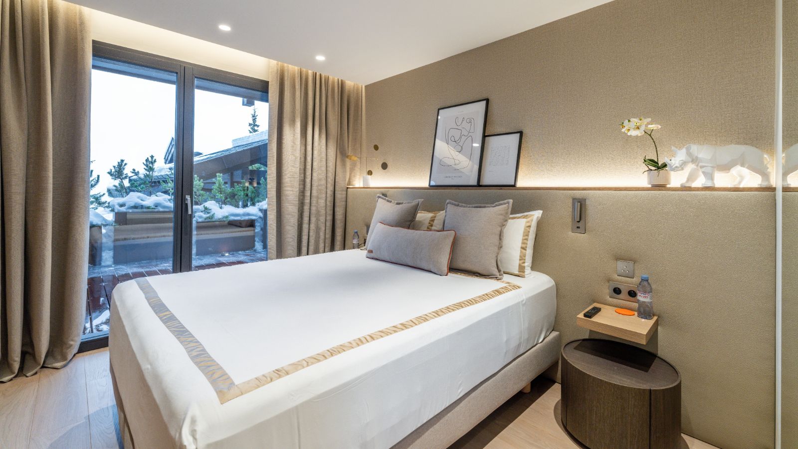 Luxury-Ski-Chalet-Courchevel-1850-Chalet-B-Oxford-Ski-Bedroom (4).jpg