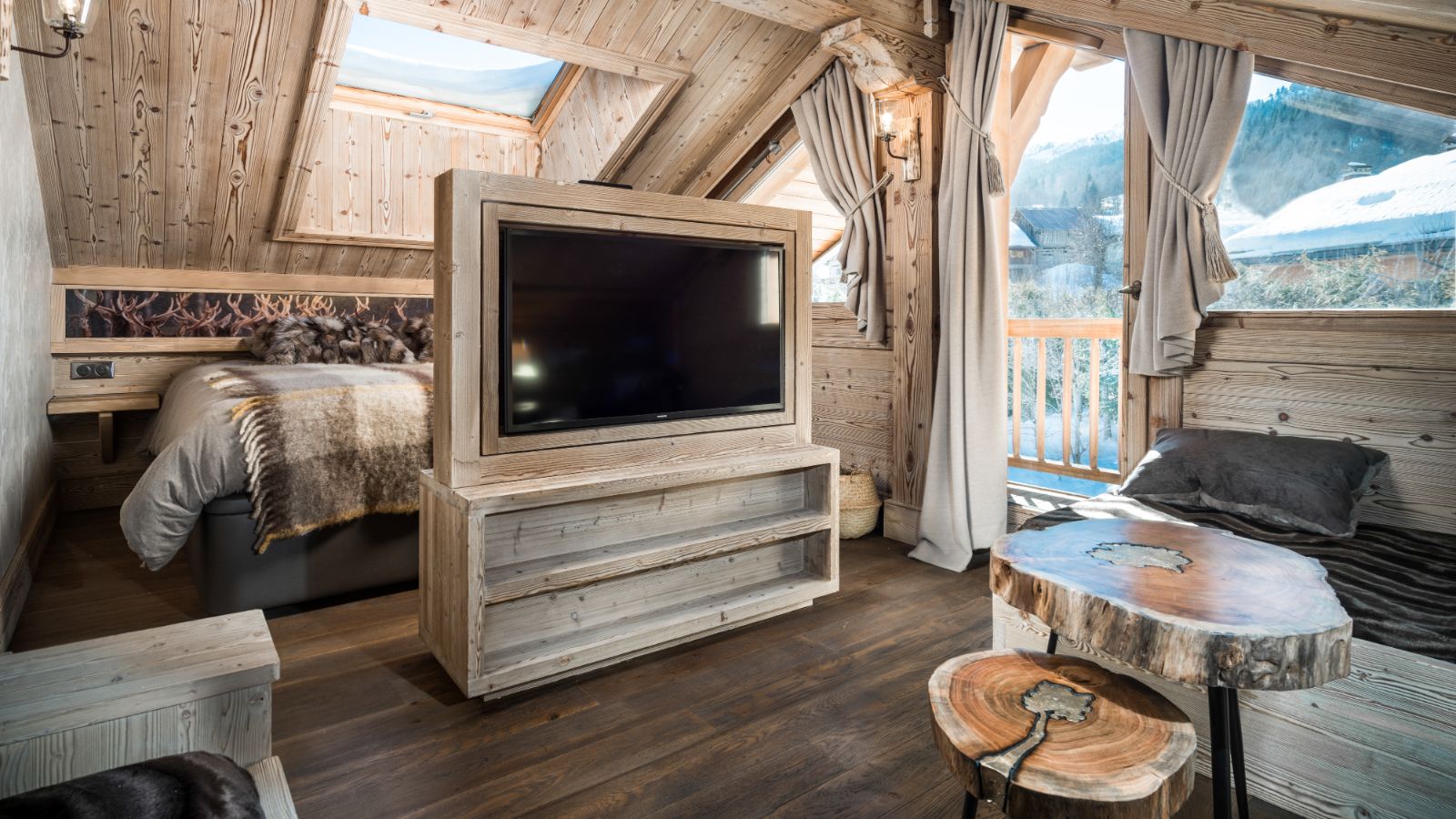 luxury-ski-chalets-meribel-chalet-tyrosolios-oxford-ski-bedroom (1).jpg
