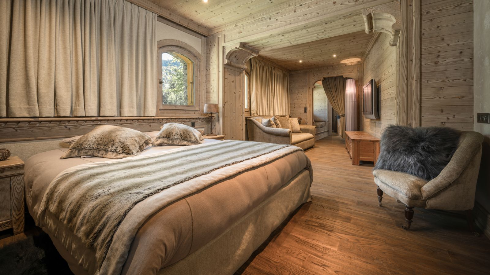 luxury-ski-chalets-meribel-chalet-tyrosolios-oxford-ski-bedroom (2).jpg