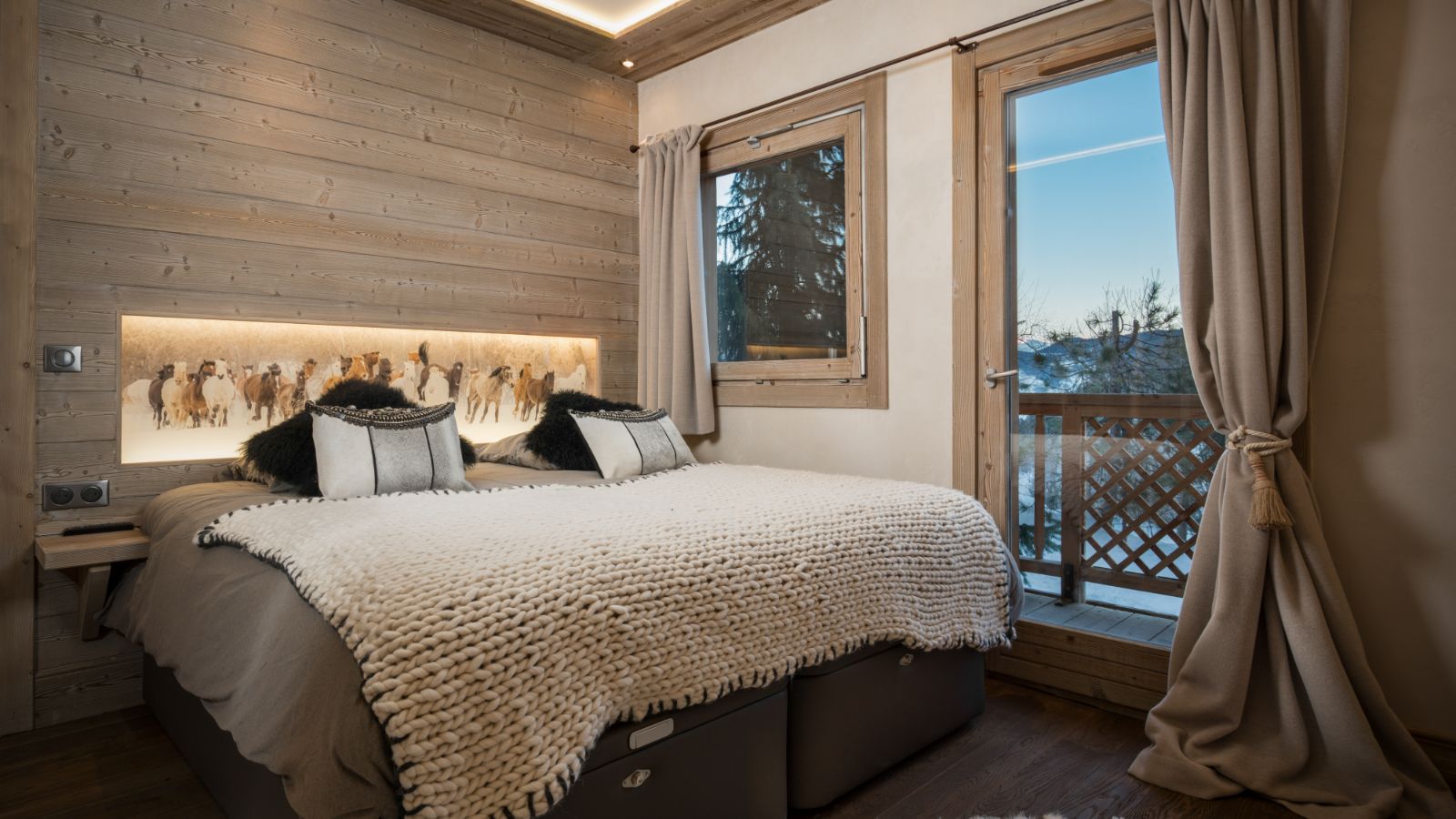 luxury-ski-chalets-meribel-chalet-tyrosolios-oxford-ski-bedroom (3).jpg