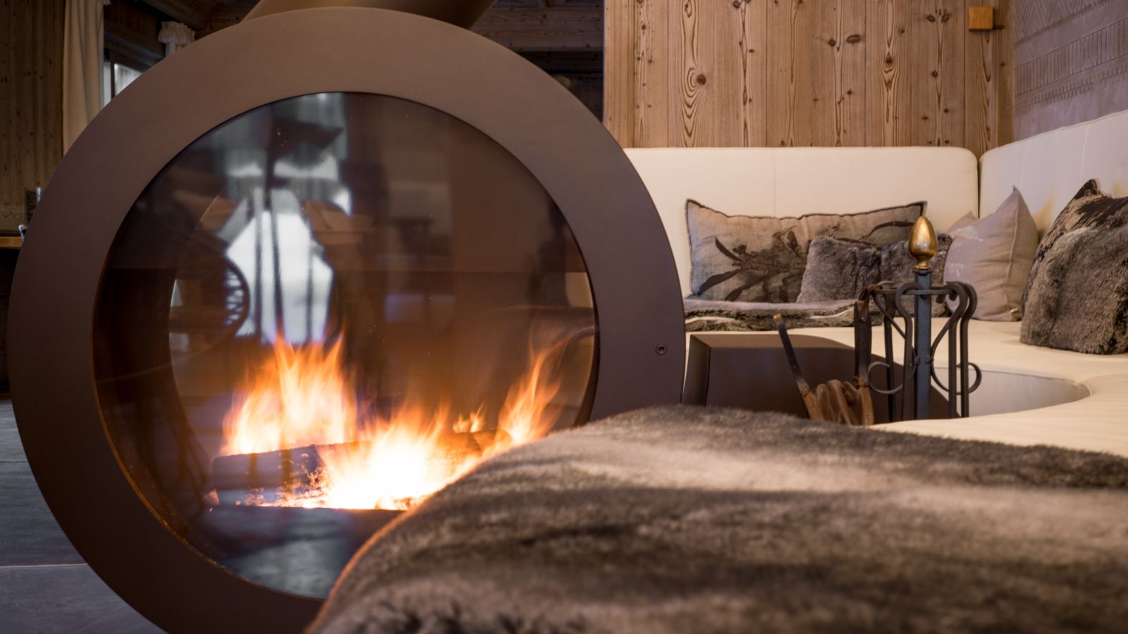 luxury-ski-chalets-meribel-chalet-tyrosolios-oxford-ski-firepit.jpg