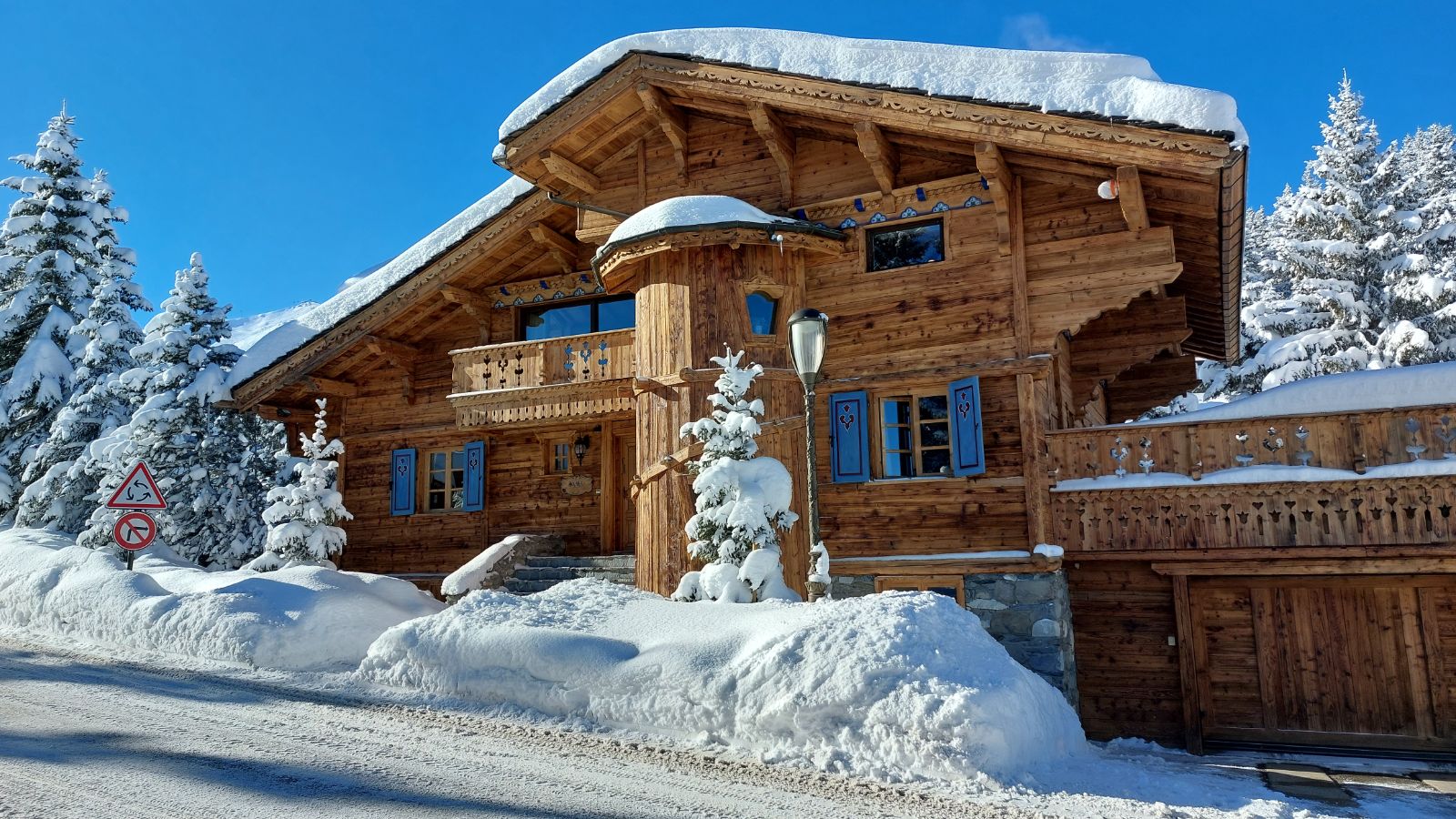 Luxury-Ski-Chalet-Couchevel-1850-Chalet-Alaska-Oxford-Ski-Exterior.jpg
