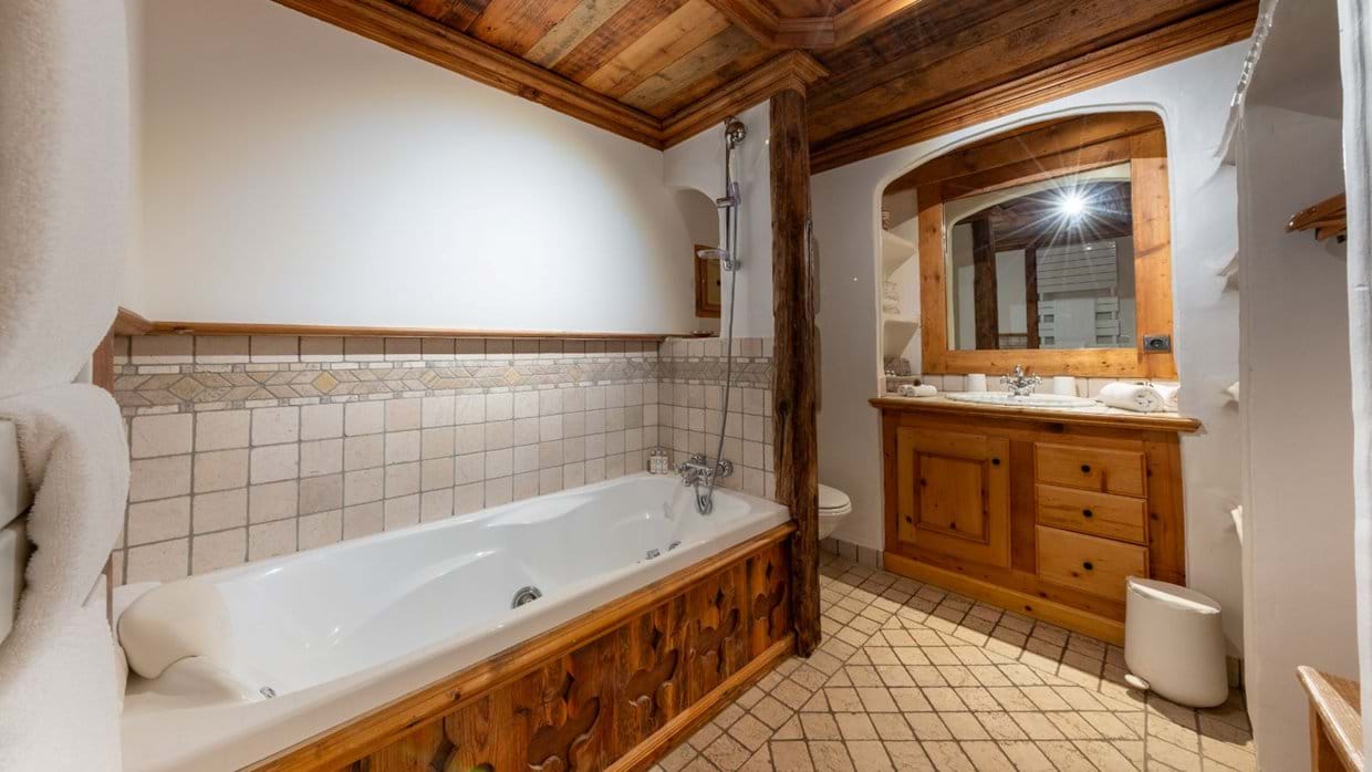 Luxury-Ski-Chalet-Courchevel-Chalet-Anchorage-Oxford-Ski-bathroom2.jpg
