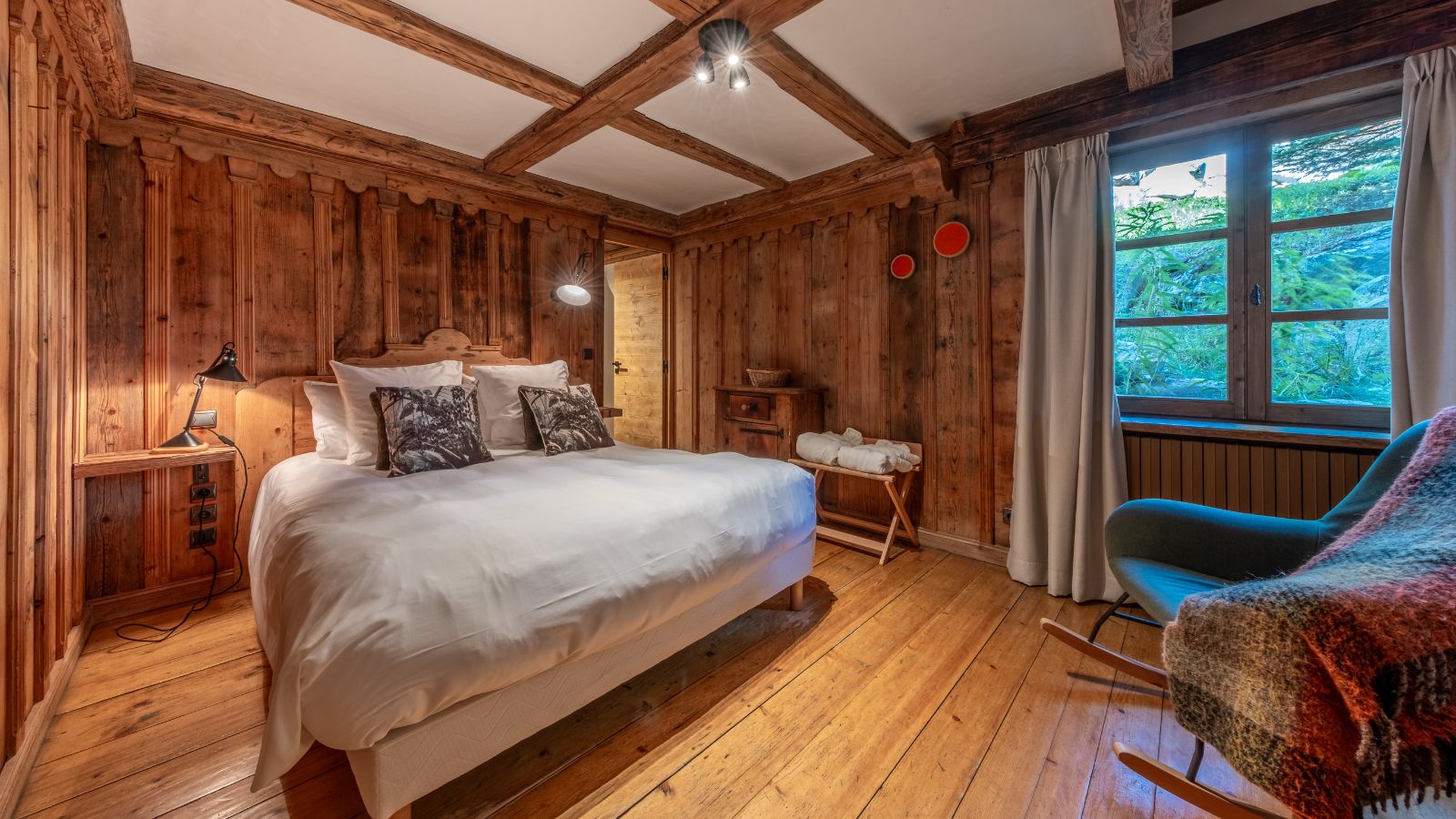 Luxury-Ski-Chalet-Courchevel-Chalet-Anchorage-Oxford-Ski-bedroom (4).jpg
