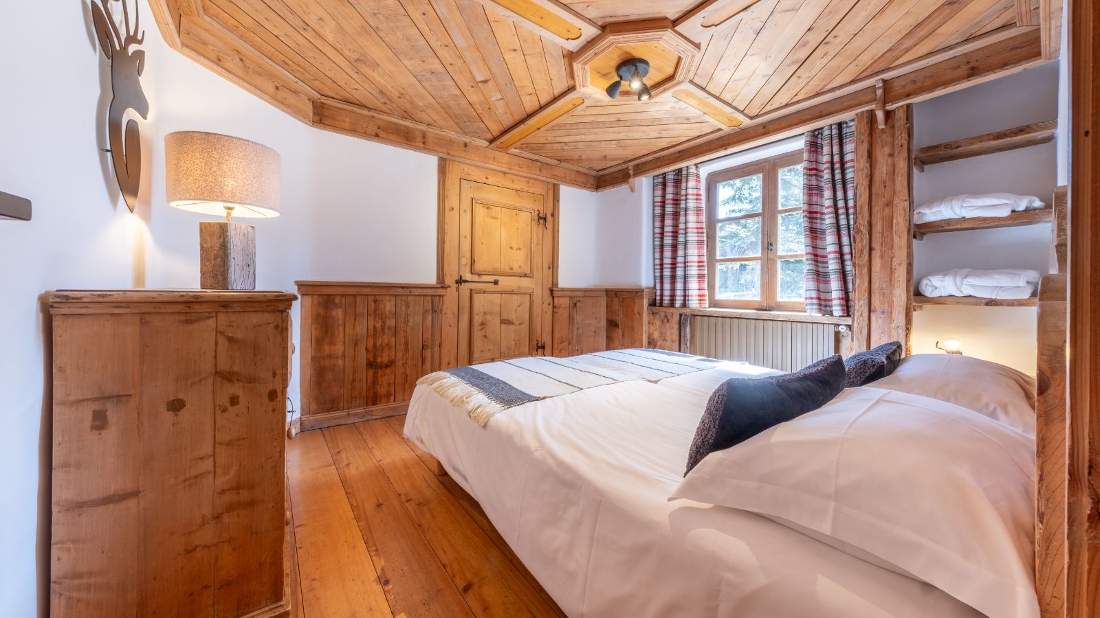 Luxury-Ski-Chalet-Courchevel-Chalet-Anchorage-Oxford-Ski-bedroom (23).jpg