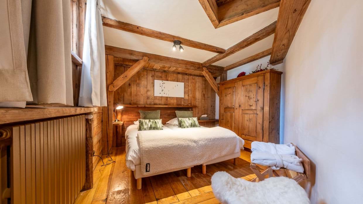 Luxury-Ski-Chalet-Courchevel-Chalet-Anchorage-Oxford-Ski-bedroom (25).jpg