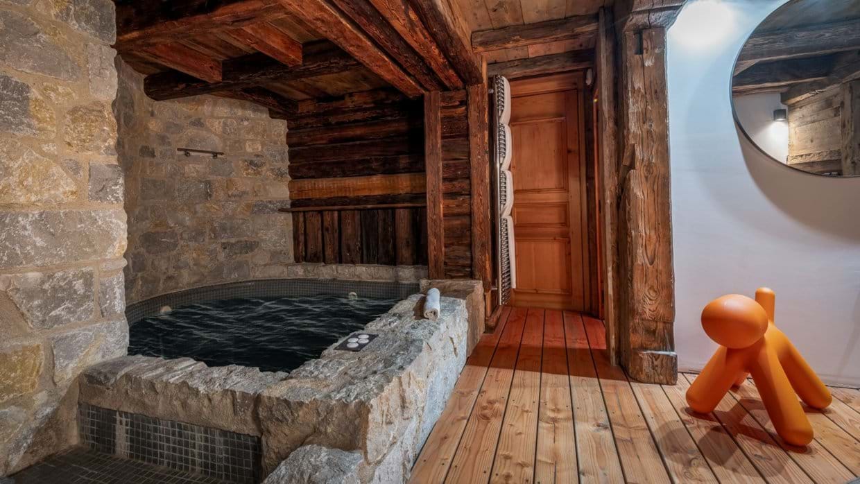 Luxury-Ski-Chalet-Courchevel-Chalet-Anchorage-Oxford-Ski-hot-tub.jpg