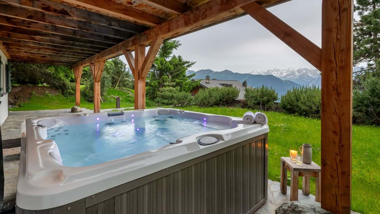 luxury-ski-chalet-verbier-chalet-scandinavia-oxford-ski-hottub.jpg