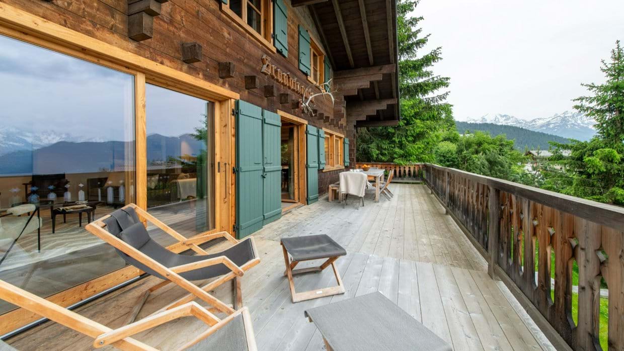 luxury-ski-chalet-verbier-chalet-scandinavia-oxford-ski-balcony.jpg