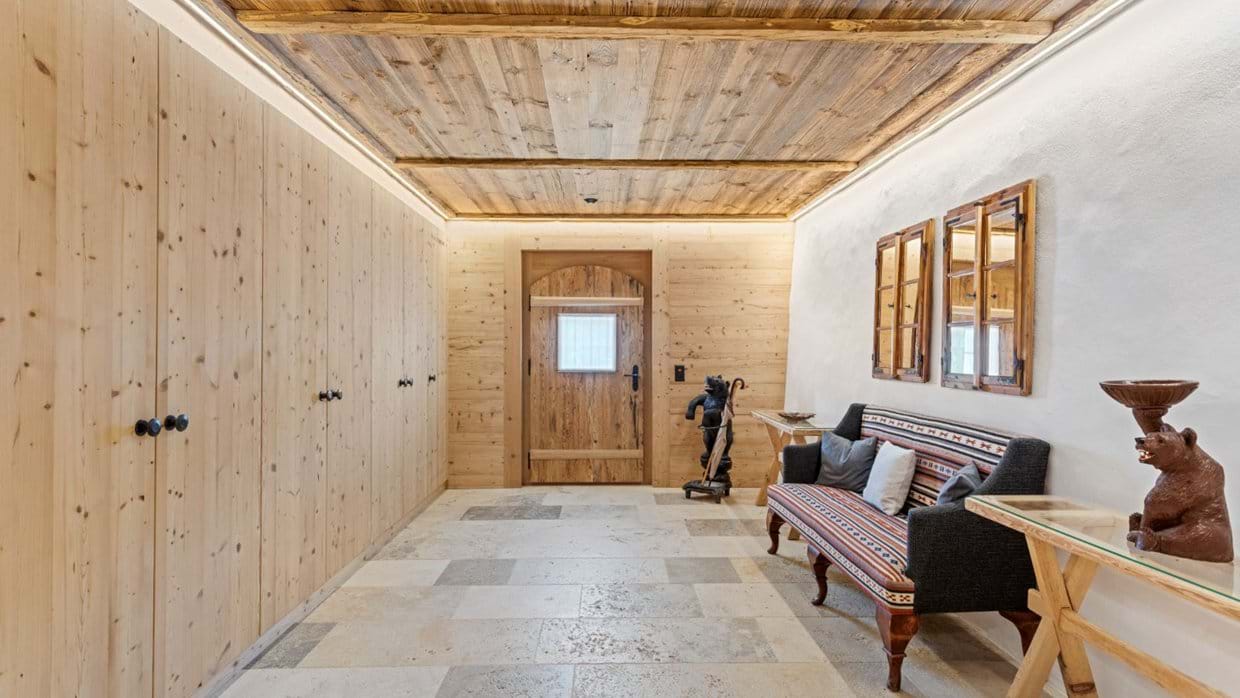 Luxury-Ski-Chalet-Gstaad-Chalet 1808-Foyer-Oxford-Ski.jpg