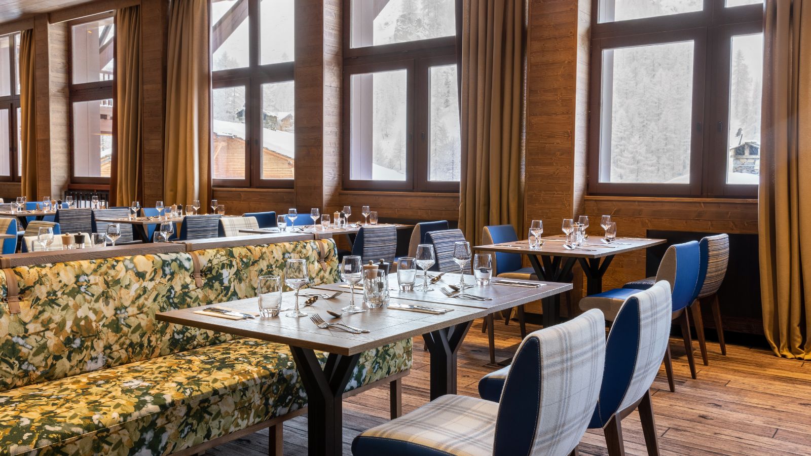 luxury-ski-all-inclusive-val-disere-club-med-oxford-ski-restaurant (1).jpg