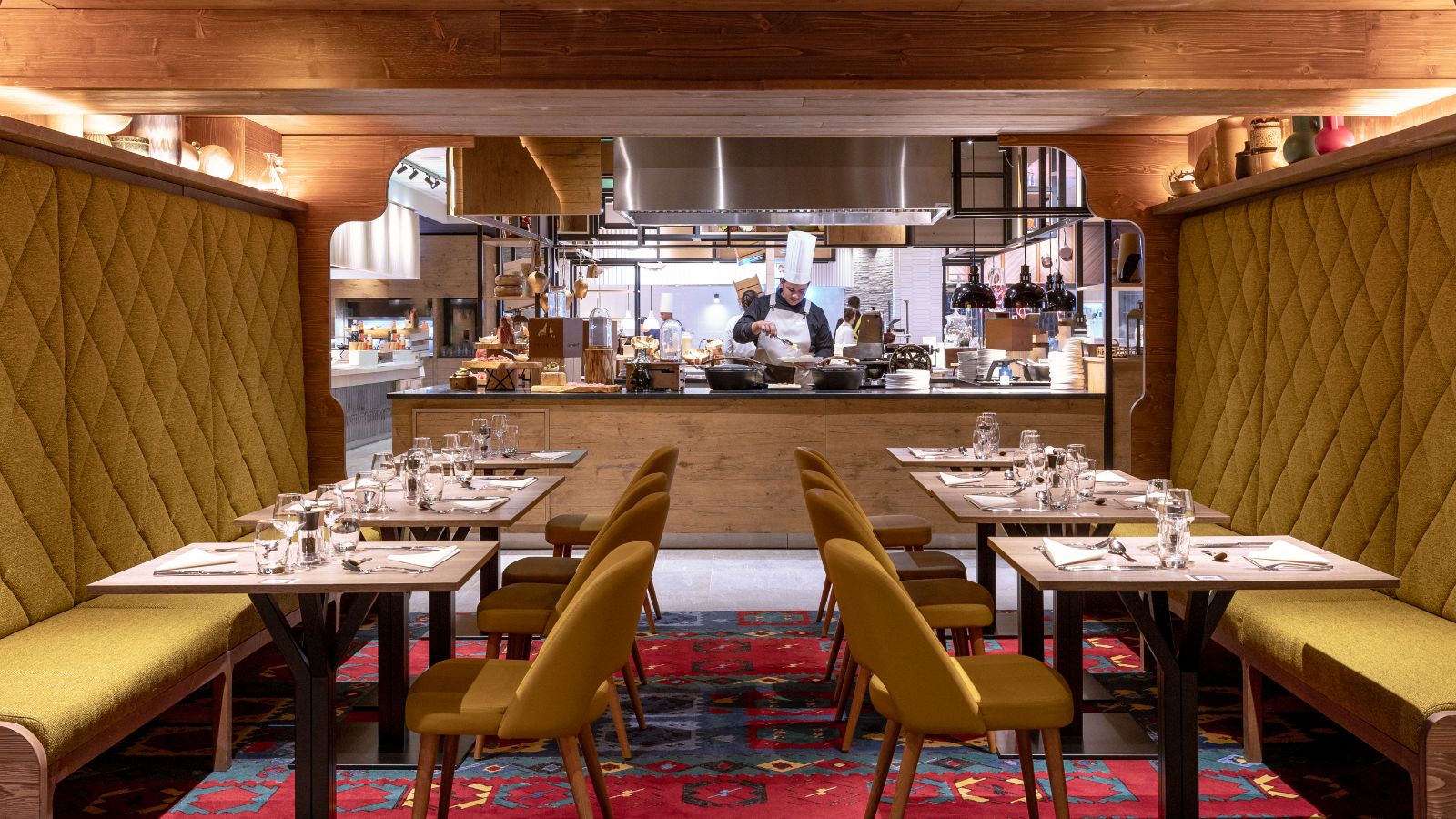 luxury-ski-all-inclusive-val-disere-club-med-oxford-ski-restaurant (2).jpg