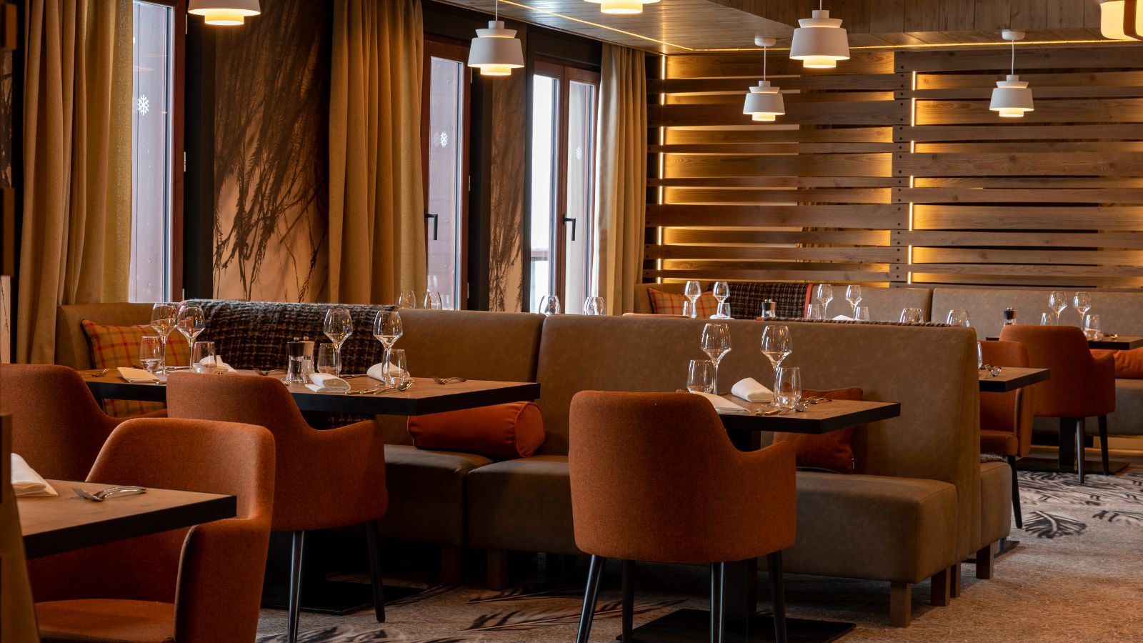 luxury-ski-all-inclusive-val-disere-club-med-oxford-ski-restaurant (3).jpg