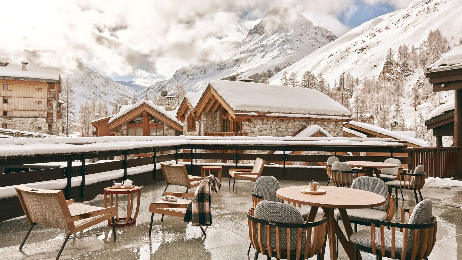 luxury-ski-all-inclusive-val-disere-club-med-oxford-ski-terrace.jpg