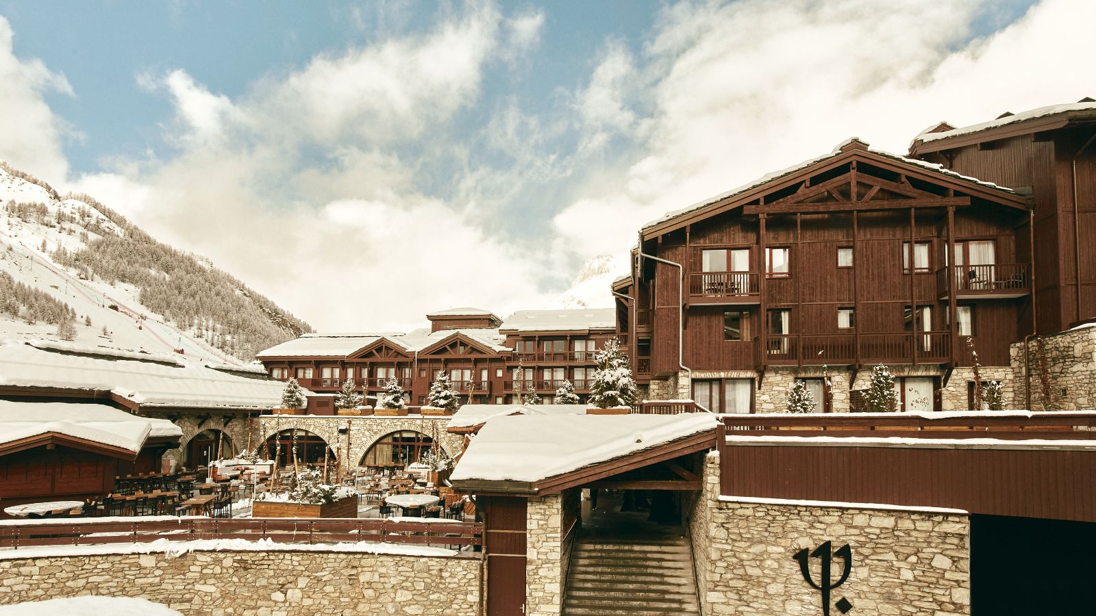 luxury-ski-all-inclusive-val-disere-club-med-oxford-ski-exterior-resort.jpg