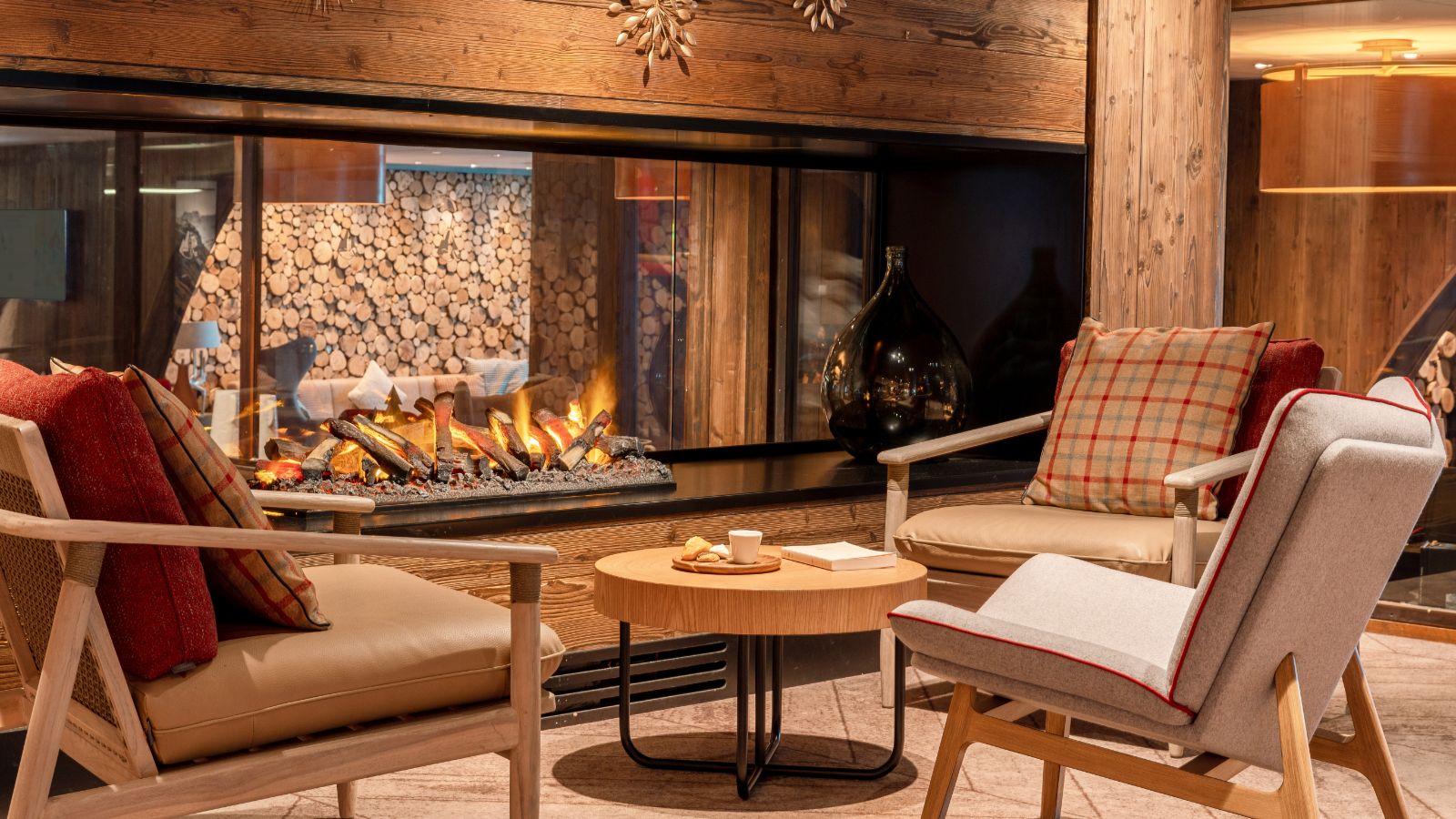 luxury-ski-all-inclusive-val-disere-club-med-oxford-ski-lounge (2).jpg