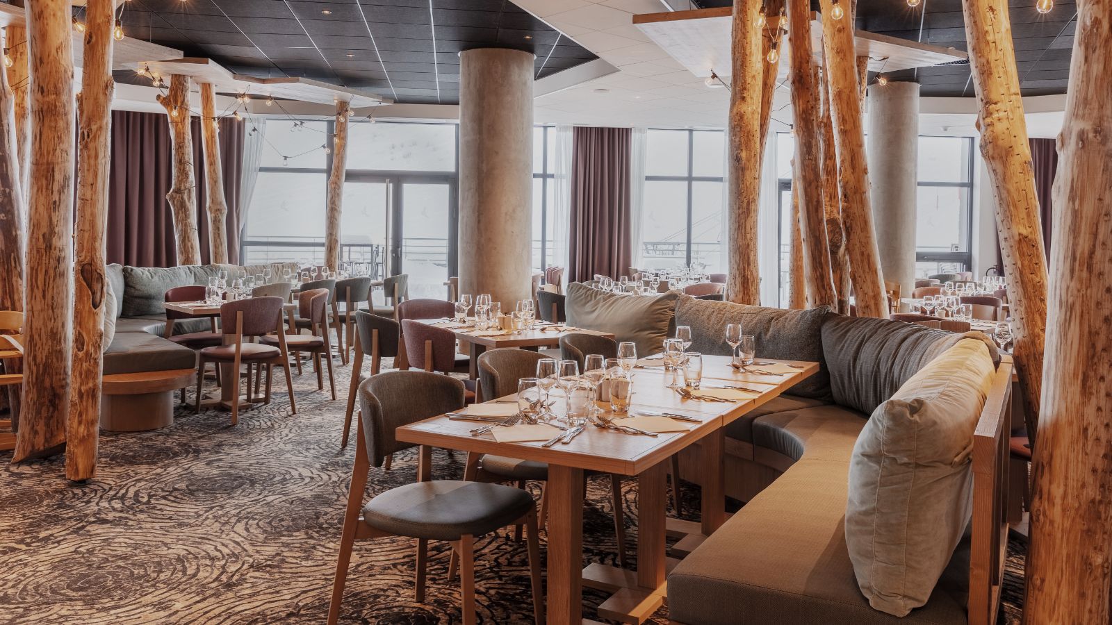 luxury-ski-all-inclusive-tignes-club-med-oxford-ski-restaurant (1).jpg