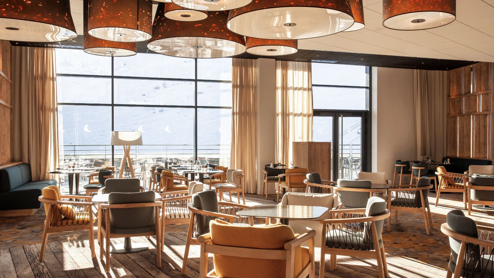 luxury-ski-all-inclusive-tignes-club-med-oxford-ski-restaurant (2).jpg