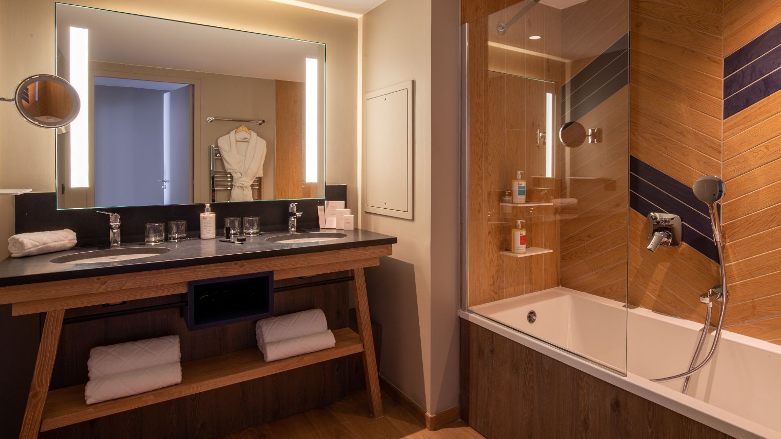 luxury-ski-all-inclusive-tignes-club-med-oxford-ski-bathroom.jpg