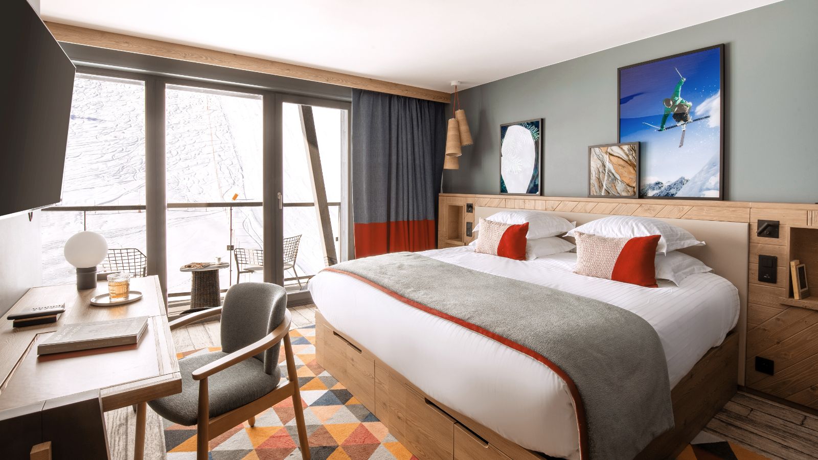 luxury-ski-all-inclusive-tignes-club-med-oxford-ski-bedroom (3).jpg