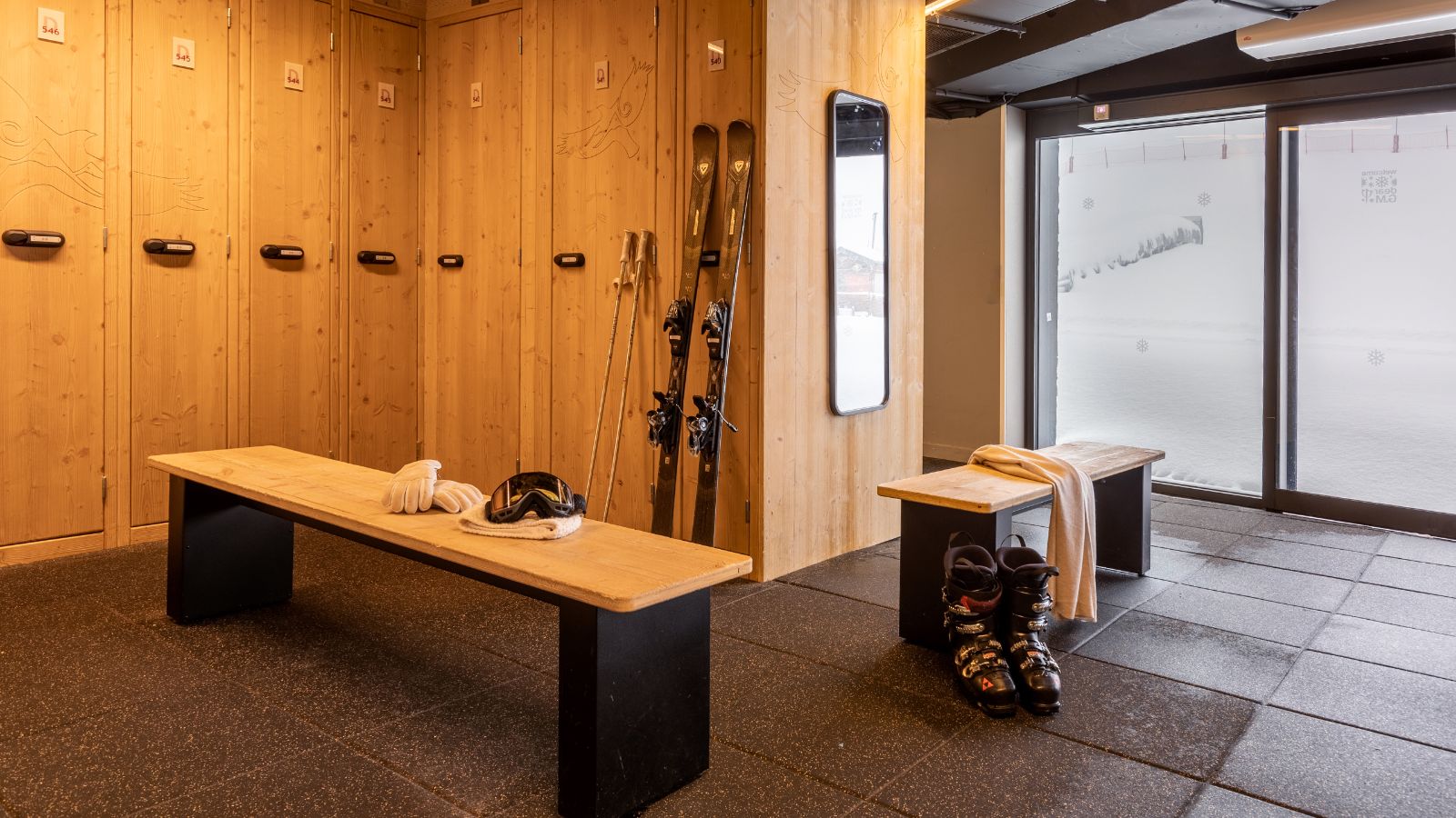 luxury-ski-all-inclusive-tignes-club-med-oxford-ski-locker-room.jpg
