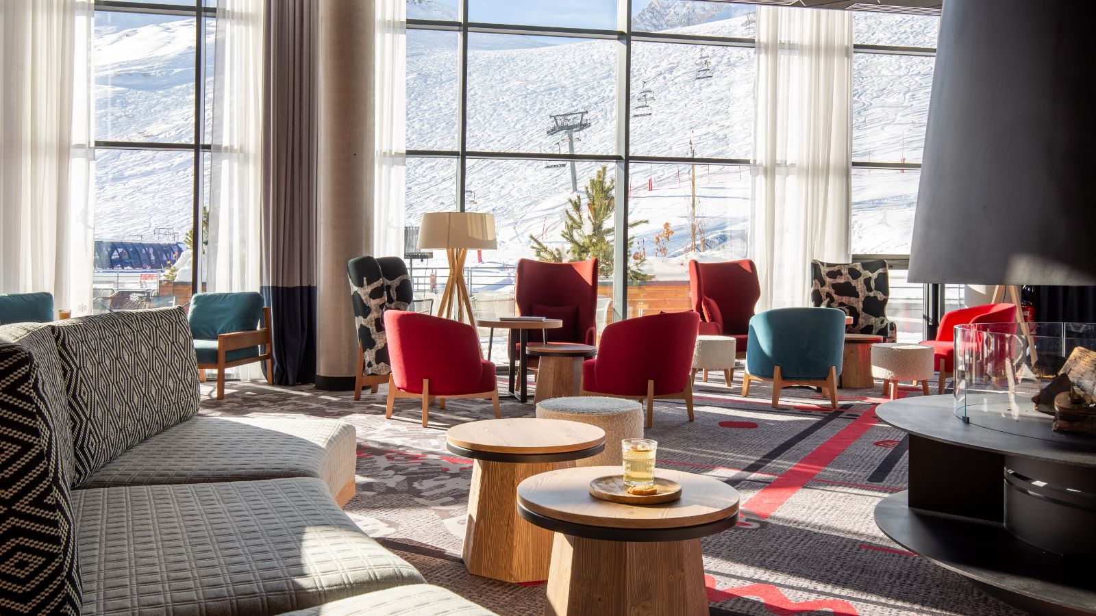 luxury-ski-all-inclusive-tignes-club-med-oxford-ski-lounge (1).jpg