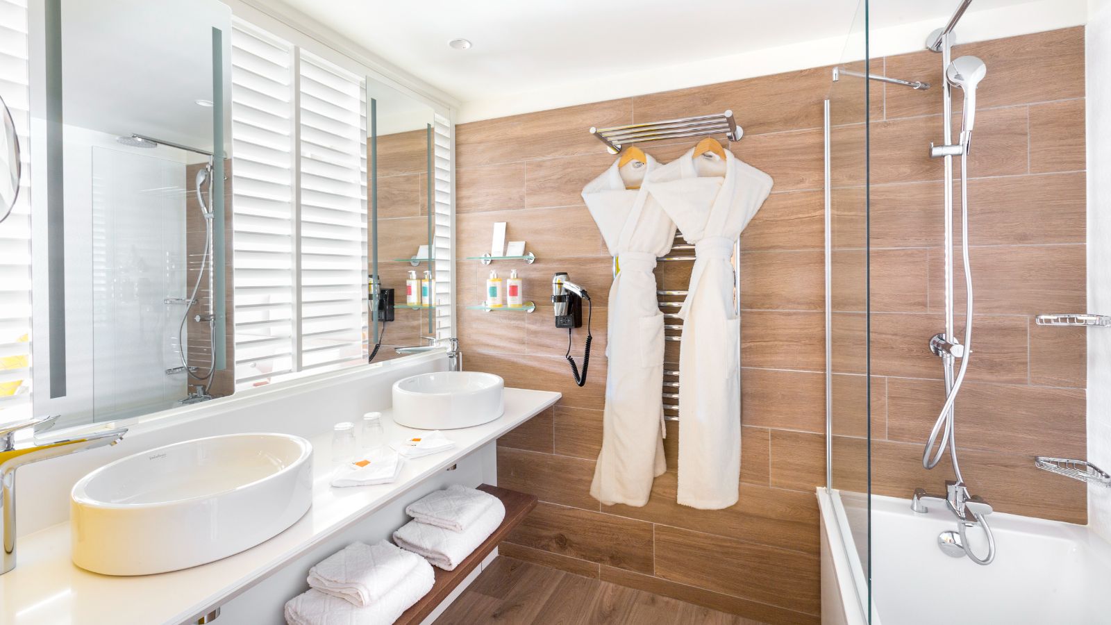 luxury-ski-all-inclusive-club-med-les-arcs-oxford-ski-bathroom (1).jpg