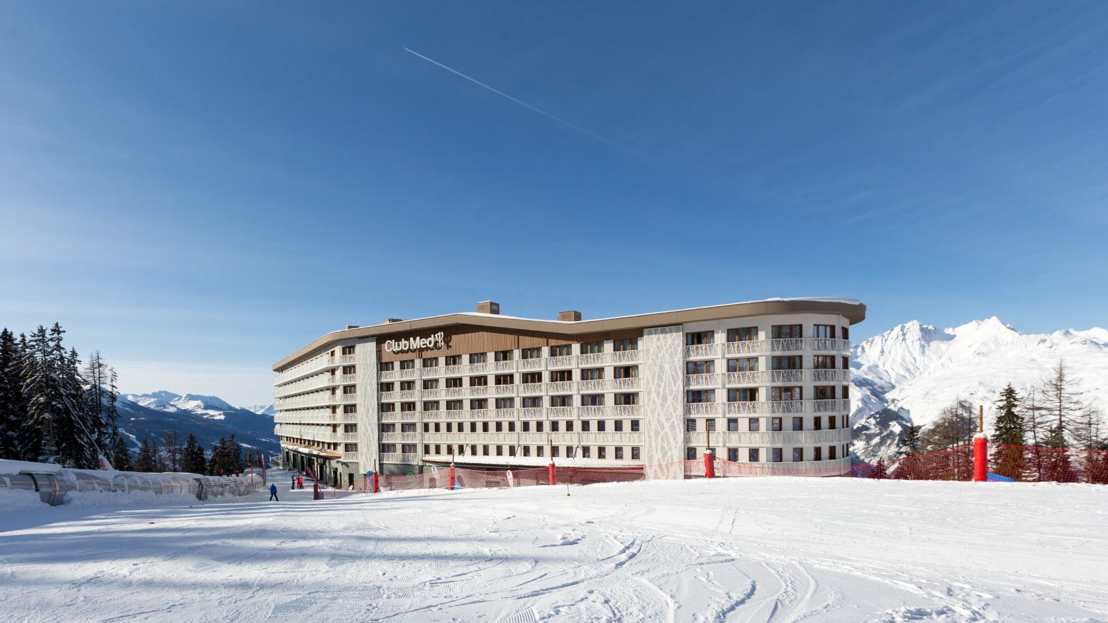 luxury-ski-all-inclusive-club-med-les-arcs-oxford-ski-exterior.jpg