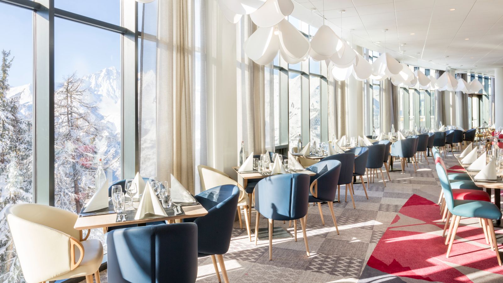 luxury-ski-all-inclusive-club-med-les-arcs-oxford-ski-restaurant (2).jpg