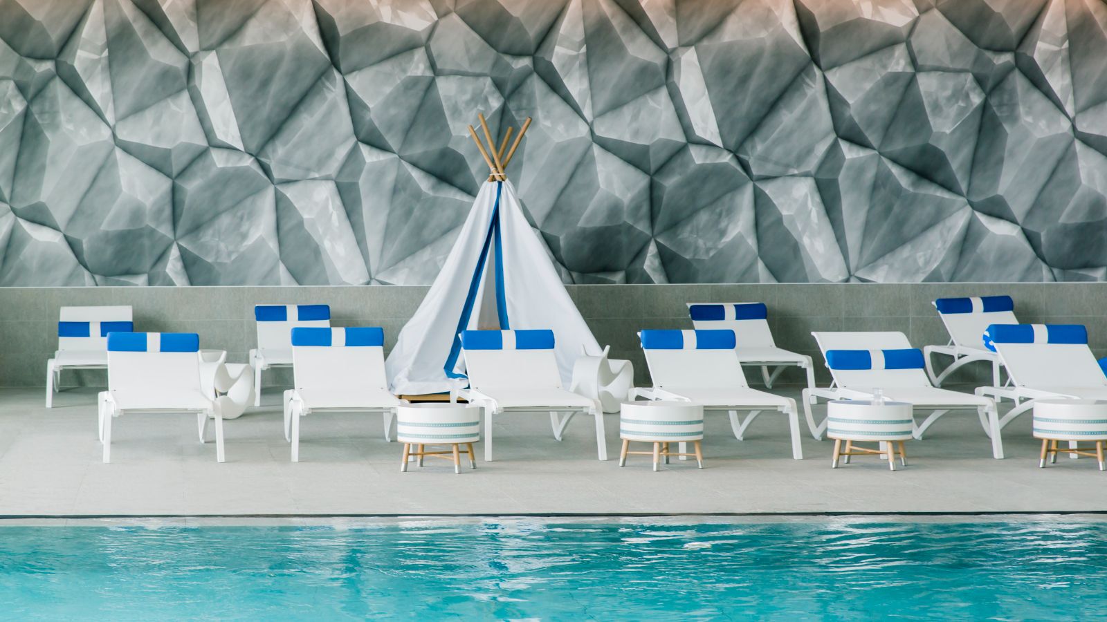 luxury-ski-all-inclusive-club-med-grand-massif-oxford-ski-swimming-pool (2).jpg