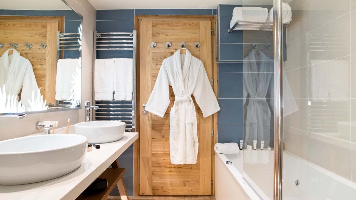 luxury-ski-chalets-grand-massif-samoens-oxford-ski-bathroom.jpg