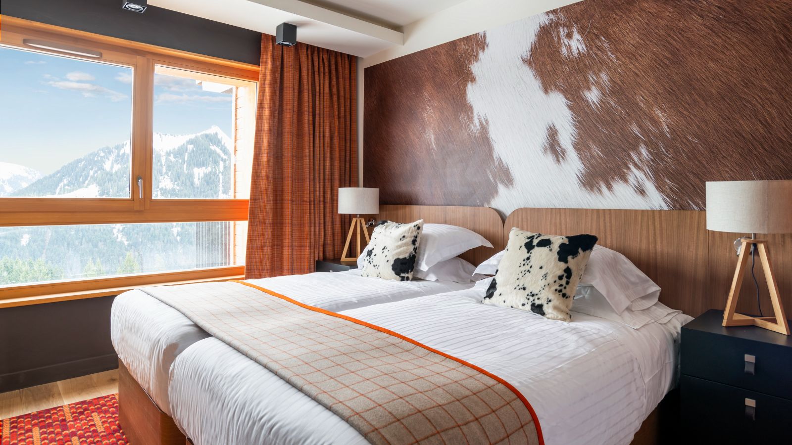 luxury-ski-chalets-grand-massif-samoens-oxford-ski-bedroom2 (1).jpg