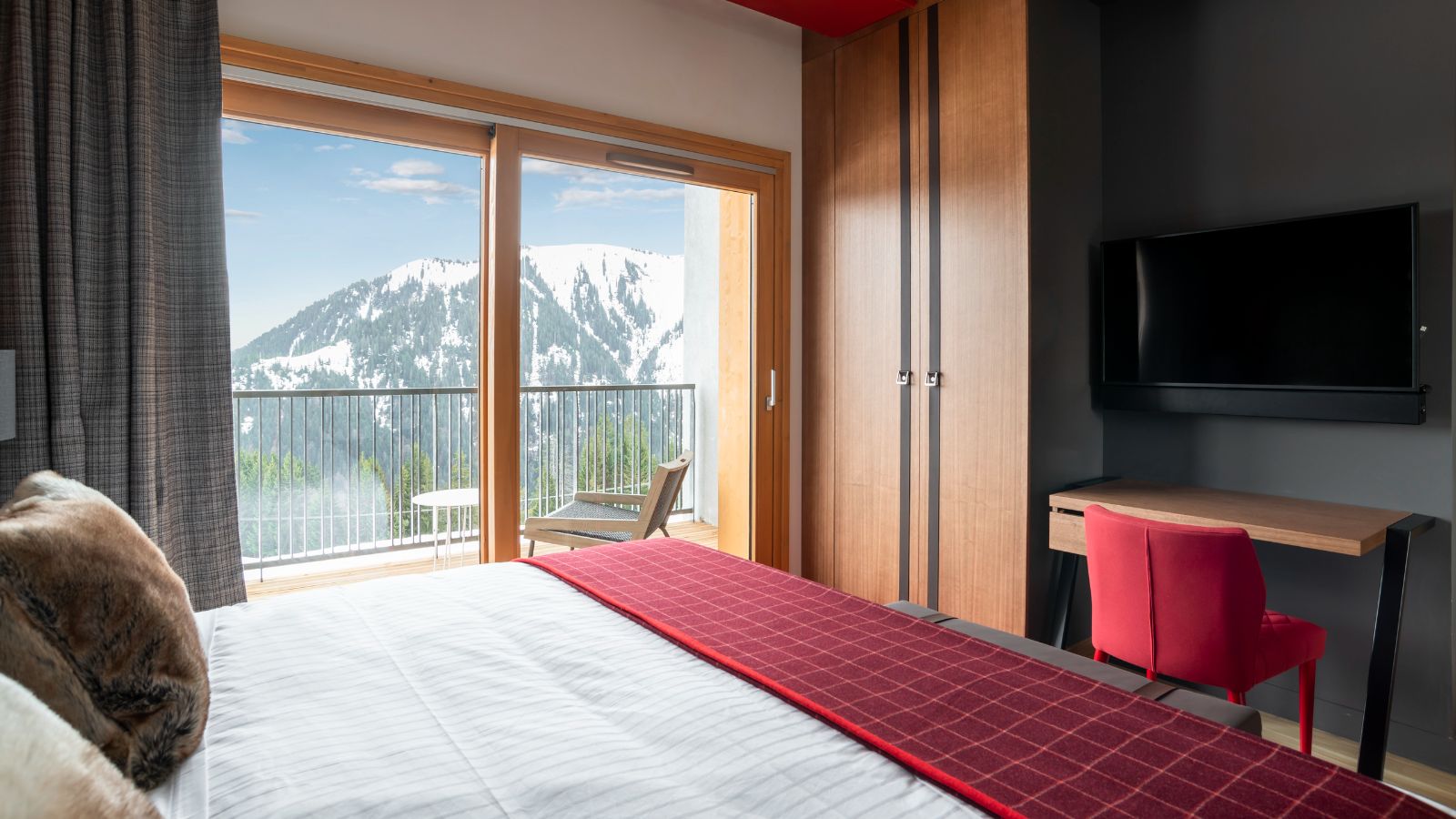 luxury-ski-chalets-grand-massif-samoens-oxford-ski-bedroom2 (3).jpg