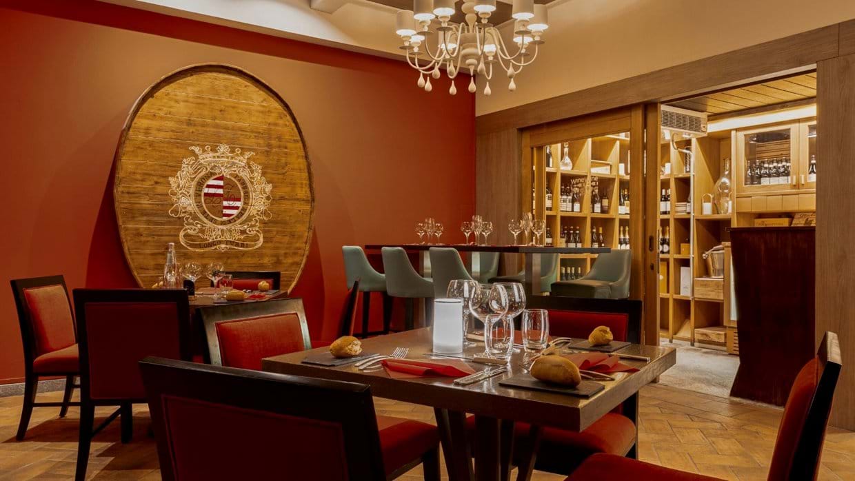 luxury-ski-all-inclusive-sestriere-pragelato-oxford-ski-la-tana-wine.jpg
